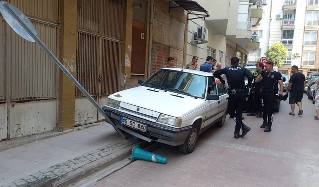 Polisi görünce aracını bırakıp kaçtı