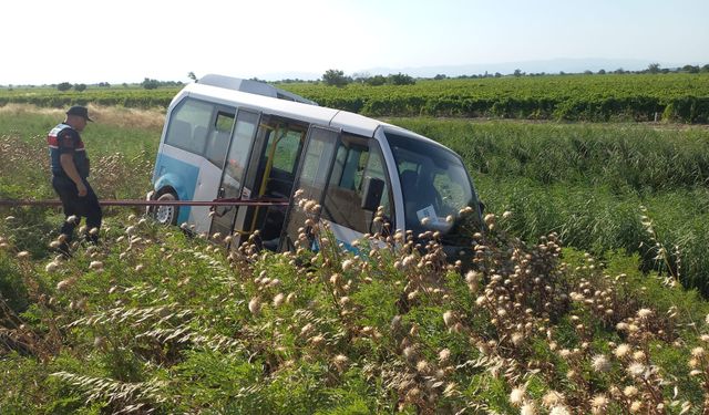 Manisa'da özel halk otobüsü şarampole devrildi