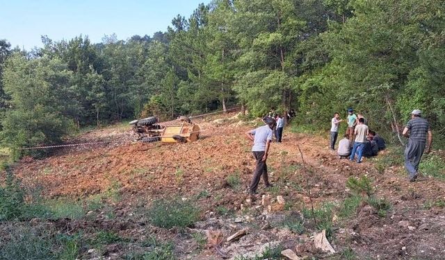Devrilen traktörün altında kalan çiftçi hayatını kaybetti