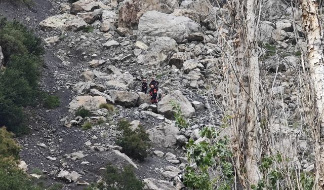 Kayalıklarda mahsur kalan Manisalı genç kurtarıldı
