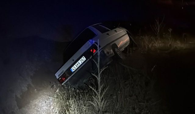 Manisa'da savrulan otomobilde baba ve kızı yaralandı