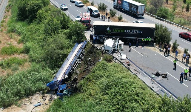Karşı şeride geçen tır, bir başka tırla çarpıştı: 1 ölü, 1 yaralı