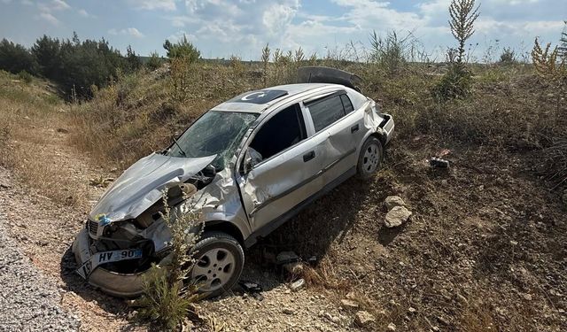 Manisa'da yoldan çıkan araç takla attı