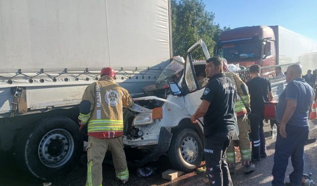 Manisa’da kamyonet tıra ok gibi saplandı: 1’i ağır 2 yaralı