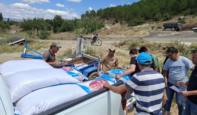Yangında büyük zarar gören üreticiye Büyükşehir'den yem desteği