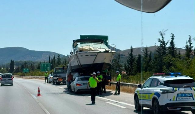 İzmir’de ilginç kaza: Otomobil tekneyle çarpıştı