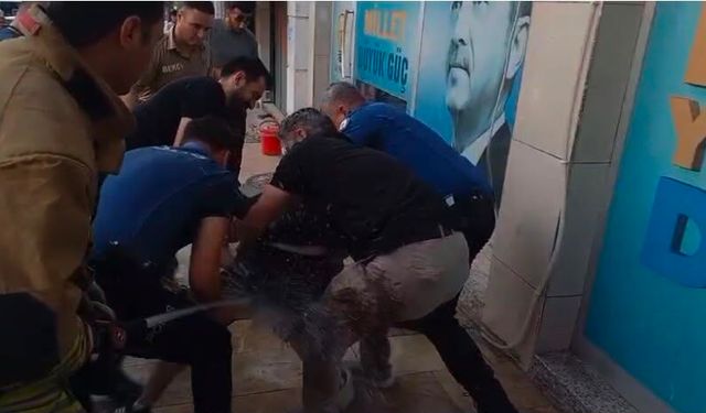 AKP Şehzadeler İlçe binası önünde bir kişi kendini yakmaya çalıştı