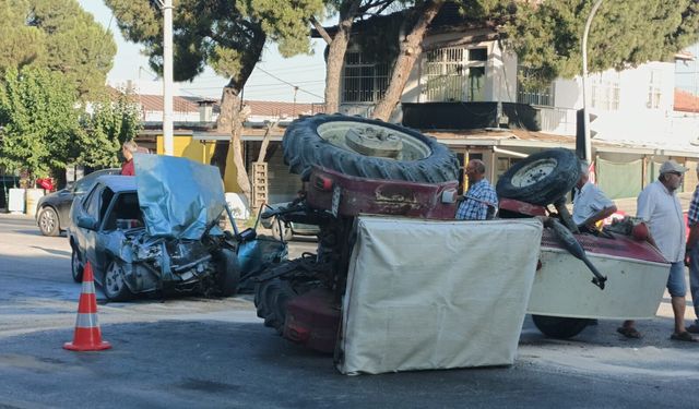Manisa'da otomobil ile traktör çarpıştı: 3 yaralı