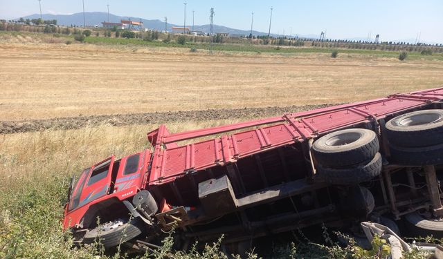 Manisa'da kamyon şarampole devrildi: Sürücü ağır yaralandı