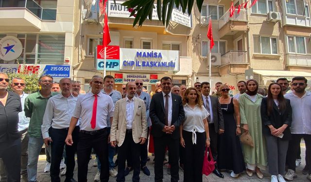 Engin Uzun CHP Manisa İl Binası'na girdi