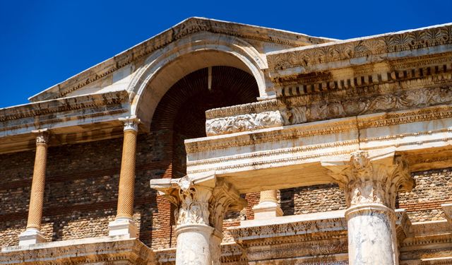 Sardes’teki kazılarda, 2 bin 500 yıllık yaşam izleri gün yüzüne çıkıyor