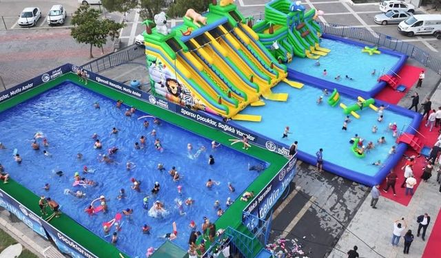 Manisa'da 12 ilçede çocuklar Büyükşehir'in havuzlarıyla yüzme öğreniyor