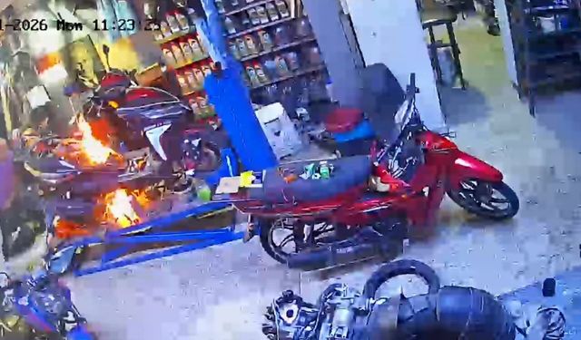 Manisa'da bir motosiklet tamir sırasında alev aldı