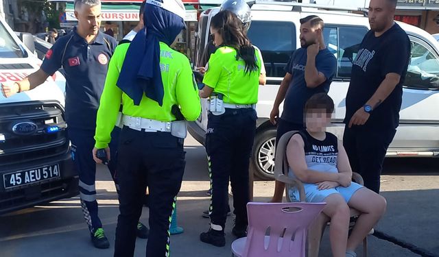 Manisa'da motosiklet yayaya çarptı: 2 kişi yaralandı