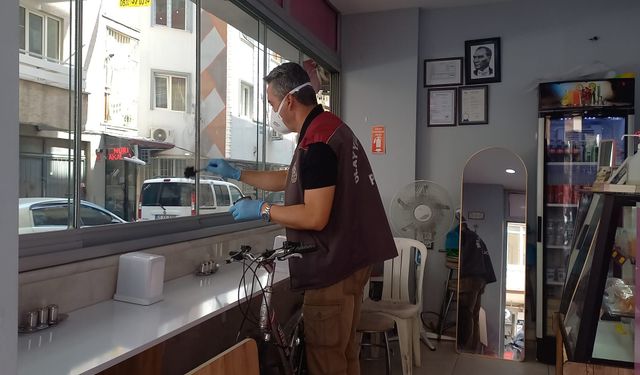 Manisa'da 3 çocuk iş yerine girip kasadaki parayı çaldı