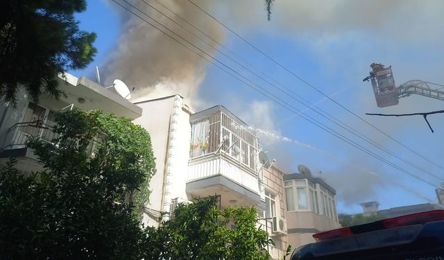 Manisa'da bir apartmanın çatısında yangın çıktı