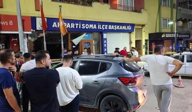 Manisa'da otomobil AKP ilçe binasına daldı