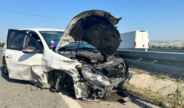 Manisa'da otomobil motosiklete arkadan çarptı: 1 ölü, 3 yaralı
