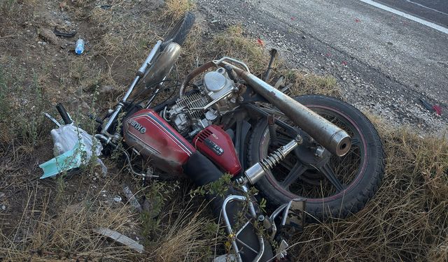 Yol kenarında bekleyen motosiklet sürücüsü canından oldu