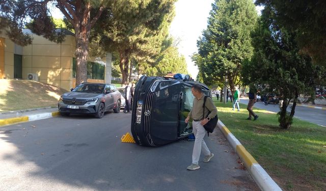 Manisa'da otomobil 2 araca çarpıp devrildi