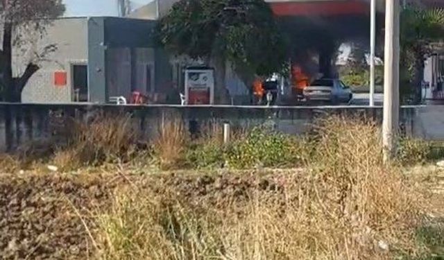 Bergama-Soma yolunda bir otomobil akaryakıt istasyonuna çarptı