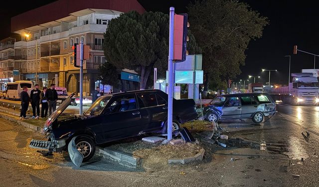 Manisa'da 2 otomobil kavşakta çarpıştı
