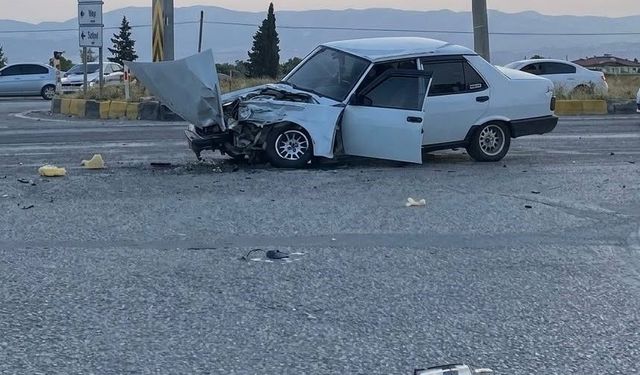 Manisa'da otomobil ile tır çarpıştı: Tofaş hurdaya döndü