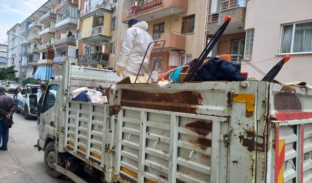 Manisa'da kötü kokular gelen evden 10 ton çöp çıktı