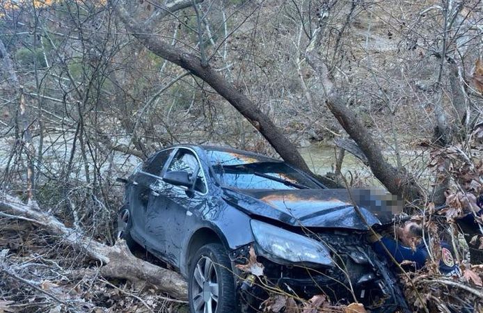 Manisa'da otomobil kontrolünü kaybedip çaya uçtu