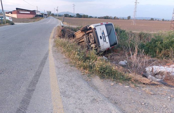 Manisa'da hafif ticari araç devrildi: 2 yaralı