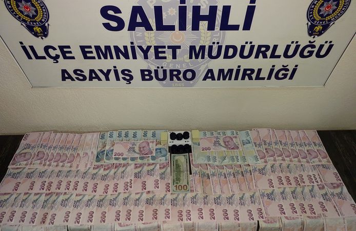 Manisa'da aranan şahıslar kumar oynarken yakaladı