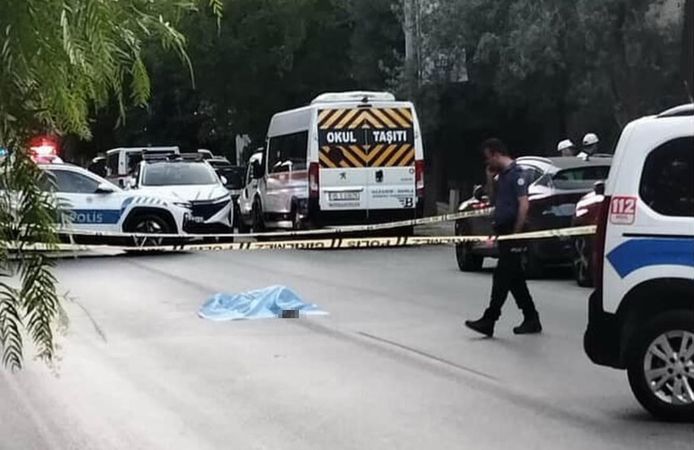 İzmir'de korkunç olay: Yola yatan kadının üzerinden 2 araba geçti