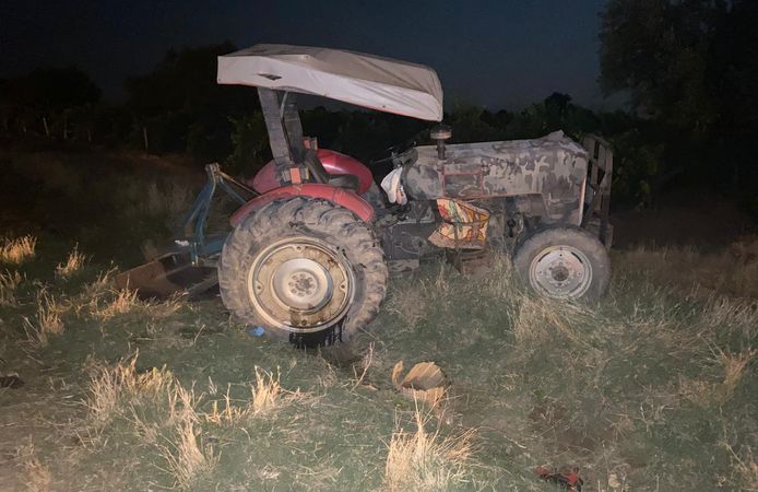 Manisa'da traktörle ticari araç çarpıştı
