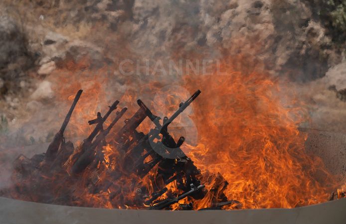 30 PKK'lı terörist silahlarını yaktı