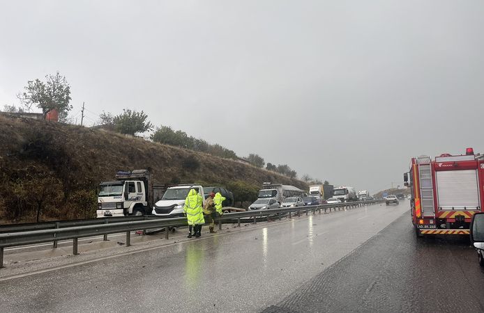 Manisa'da yağışlı hava kaza getirdi