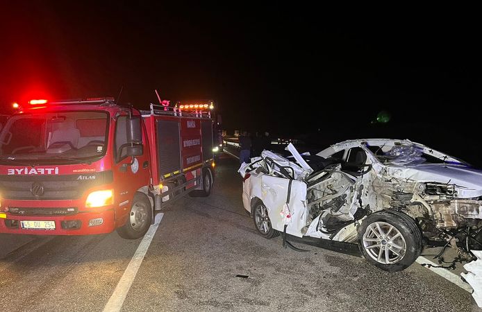 Kamyonete arkadan çarpan otomobildeki 1 kişi hayatını kaybetti