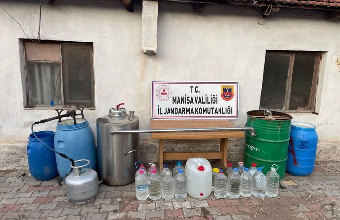 Manisa'daki operasyonda kaçak içki ele geçirildi