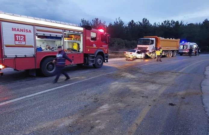 Manisa'da hafriyat kamyonuyla otomobil çarpıştı: 1 ölü