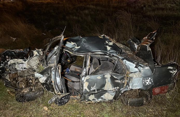 Otomobil şarampole devrildi: 2 ölü, 1 yaralı