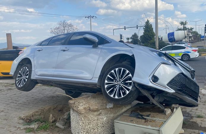 Manisa'da kontrolünü kaybeden otomobil refüje çıktı