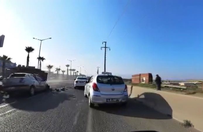 Manisa'da traktörle otomobil çarpıştı