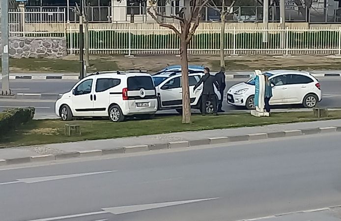 Manisa'da zincirleme trafik kazası: 3 araç birbirine girdi