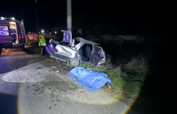 Manisa'da feci kaza: Elektrik direğine çarpan araçta can verdi!
