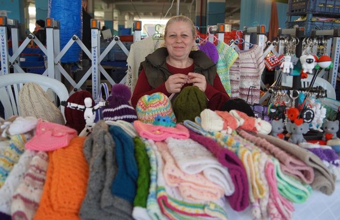 Yunusemreli kadınlar el emeklerini üretip satıyor