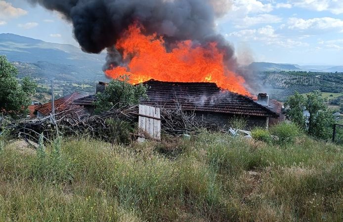 Manisa'da bayram için köylerine gelen ailenin evi yandı