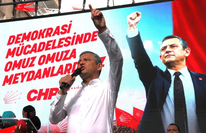 Özgür Özel: "Baş veririm partiyi kimseye teslim etmem"