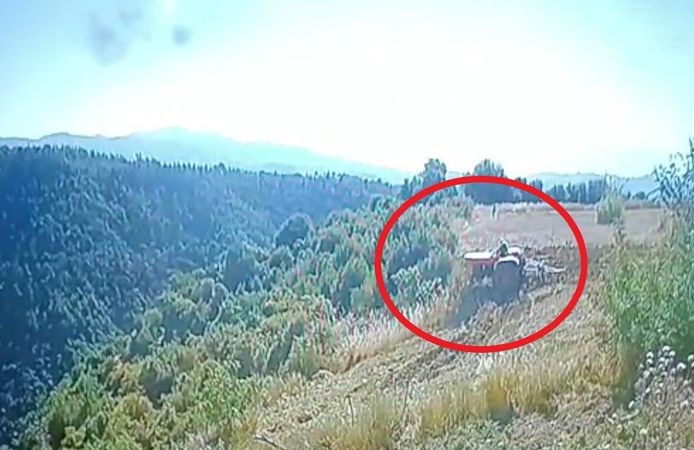 Traktör altında kalan çiftçinin hayatını kaybettiği kaza anı