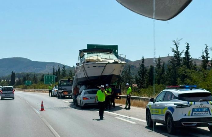İzmir’de ilginç kaza: Otomobil tekneyle çarpıştı
