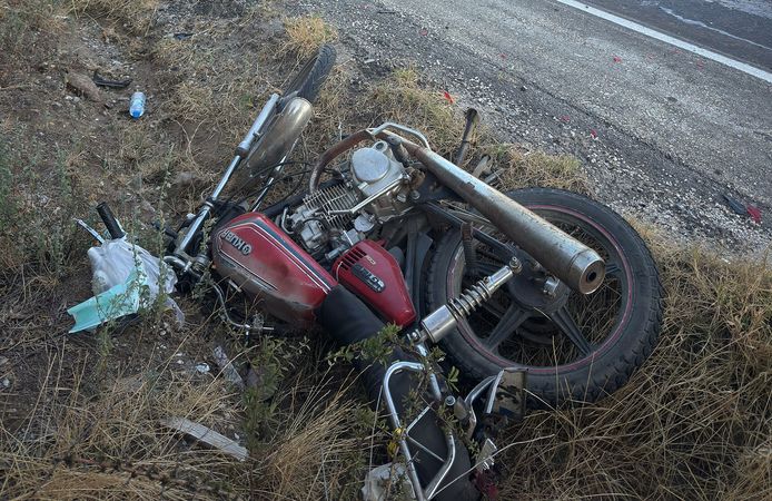 Yol kenarında bekleyen motosiklet sürücüsü canından oldu
