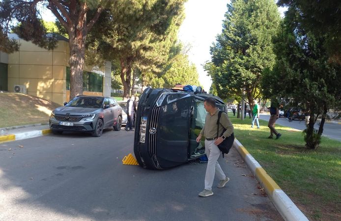 Manisa'da otomobil 2 araca çarpıp devrildi